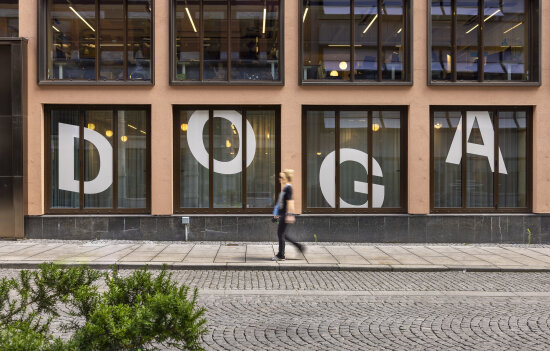 DOGAs fasade i Nedre Vollgate 4 med store vinduer.