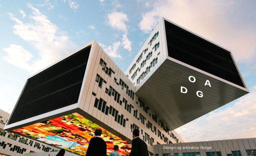Statoil-bygningen på Fornebu sett underfra, med blå himmel over og DOGA-logoen og teksten Design og arkitektur Norge plassert i bildet for å illustrere hvordan logoen kan legges oppå bilder.