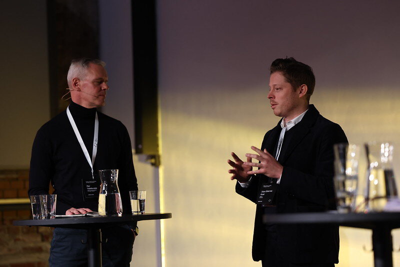 Per Valebrokk i samtale med Stian Ekkernes Rossi. Foto.