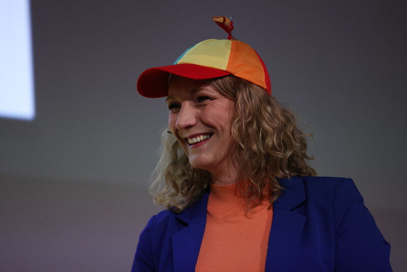 Digitaliserings- og forvaltningsminister Karianne Oldernes Tung med propellhatt på hodet. Foto.