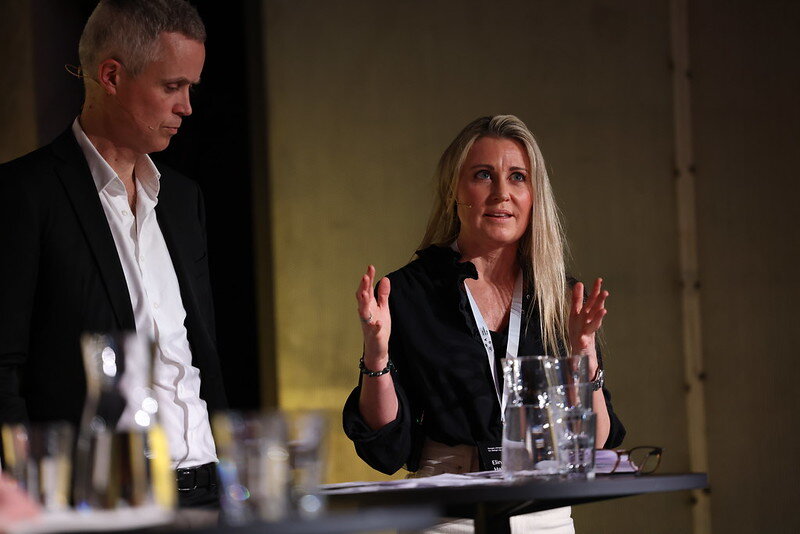 Elin Schjenken Halvorsen og Tor Inge Hjemdal i samtale. Foto.