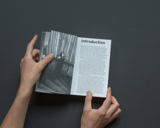 To hender på hver sin side av en oppslått bok – boken Concrete Oslo – på siden Introduction.