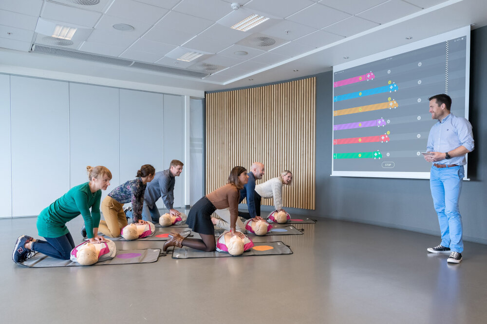 Mennesker som trener på gjenoppliving.
