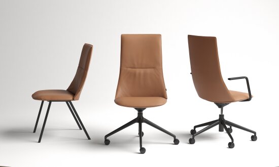 Tre konferansestoler i konjakkfarget skinn mot en lys bakgrunn.