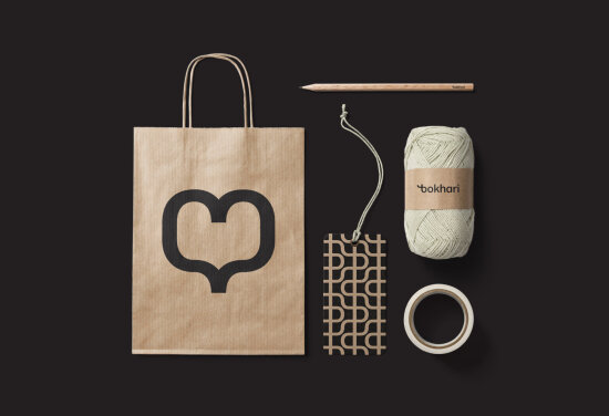 Papirpose, blyant, merkelapp, garn og teip med Bokhari profil på. Foto