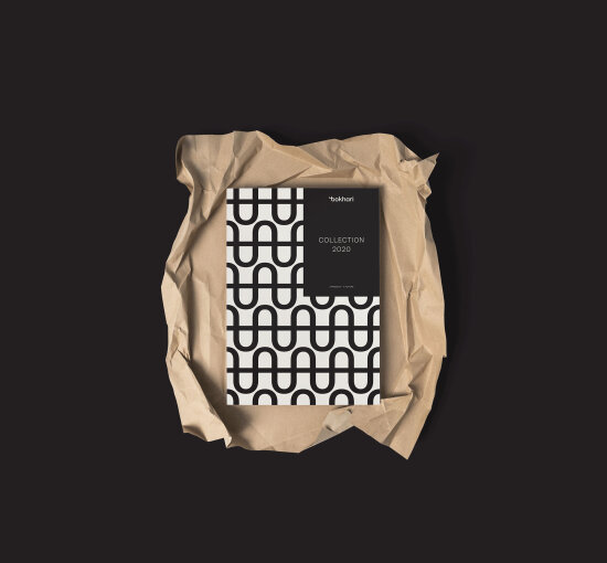 Forsiden av katalogen til Bokhari i svart og hvitt. Foto