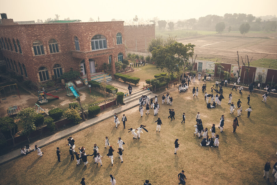 Oversiktsbilde som viser en skolegård og et skolebygg i Pakistan. Foto