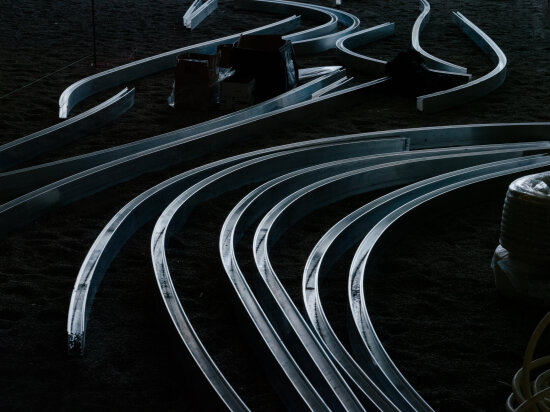 Lysskinnene ligger klare til montering på bakken. Foto