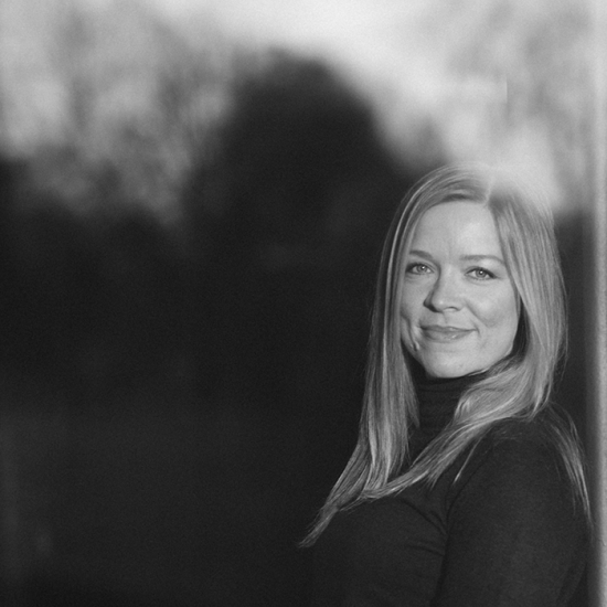 Ida Aandal Røijen smiler mildt mot kamera, med lyst halvlangt hår. Foto