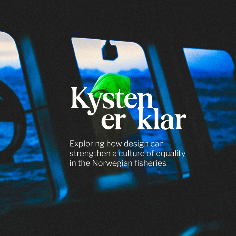 Utsikt fra styrhuset på en båt. På bildet, teksten: Kysten er klar