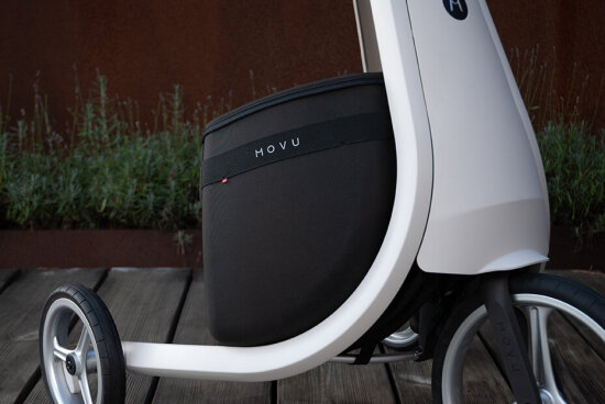 Nærbilde av hvit trehjuling med svarte sidevesker.