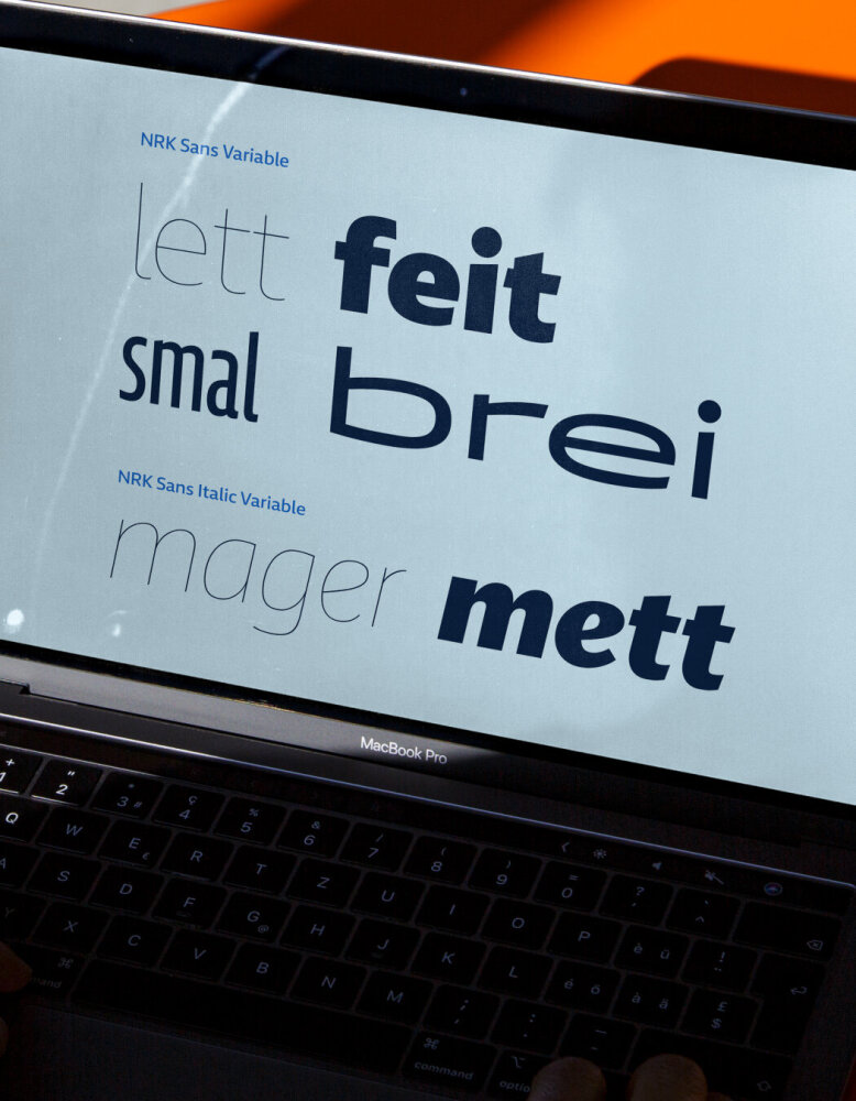 En Macbook Pro skjerm som viser fonten NRK Sans Variable uten og med kursiv.