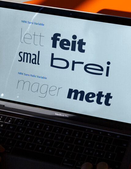 En Macbook Pro skjerm som viser fonten NRK Sans Variable uten og med kursiv.