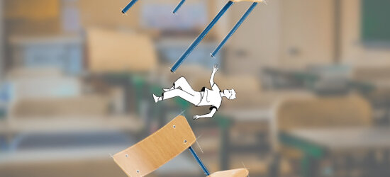 En illustrasjon på uttrykket «å falle mellom to stoler». Den viser en ung person som svever i løse luften med en typisk skolestol over seg og en under seg.