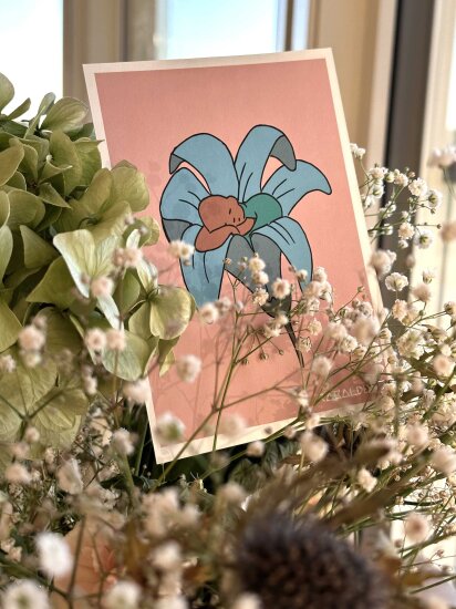 Illustrert gratulasjonskort med baby som sover i en blomst.