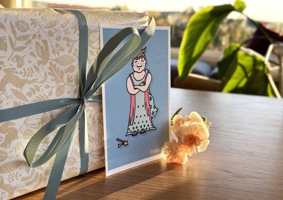 Illustrert gratulasjonskort med glad mann i kjole.