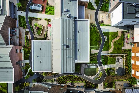 Dronebilde av demenslandsbyen Carpe Diem. Hustak og uteområder med vandresti mellom hustakene.