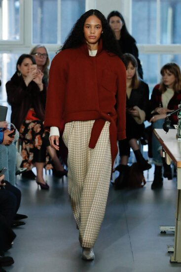 Modell på catwalk.