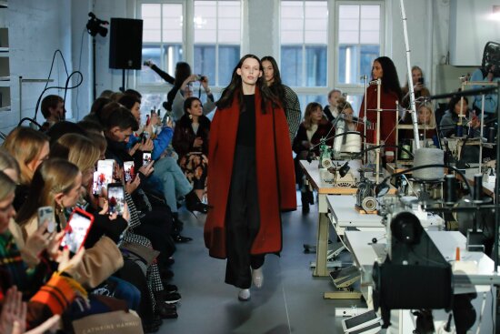 Modeller på catwalk med publikum rundt.