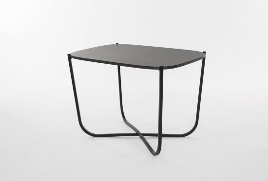 Designeren Runa Klock har brukt naturen og røttenes vakre kurver som inspirasjon til vårt nye bord Root. De unike formene som oppstår når trærne sine røttene slynger seg elegant over hverandre, kommer tydelig til utløp i understellets design. Root består av seks bord i forskjellige former, størrelser og høyder.