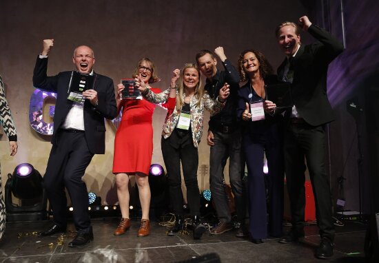 Glade mottakere av Merket for god design på scenen hos DOGA i 2016