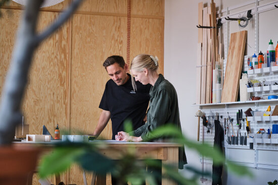 To personer i samtale på et arkitektkontor.