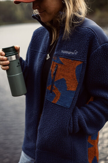 Kvinne med Recouture-plagg.