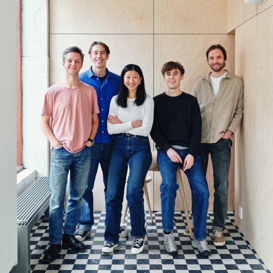 Fem blide unge mennesker, fire menn og en kvinne .