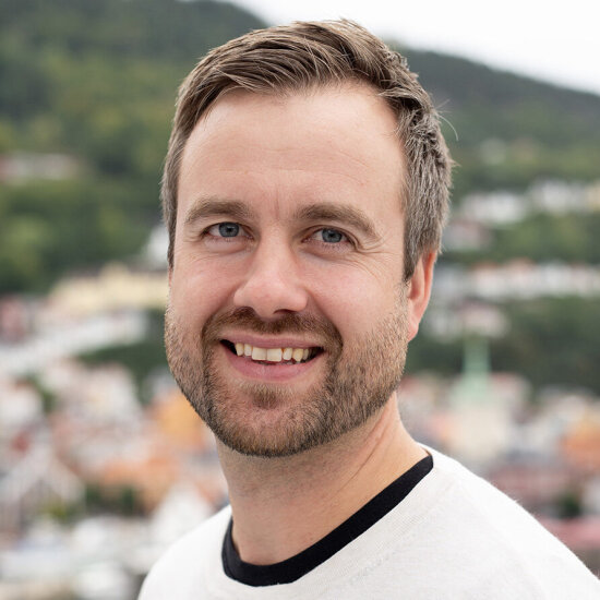 Portrettbilde av smilende mann med kortklippet skjegg