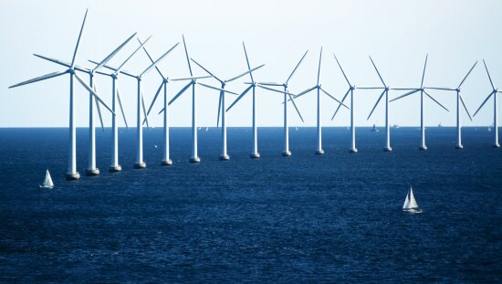 Vindmøller i havet utenfor København, Danmark.