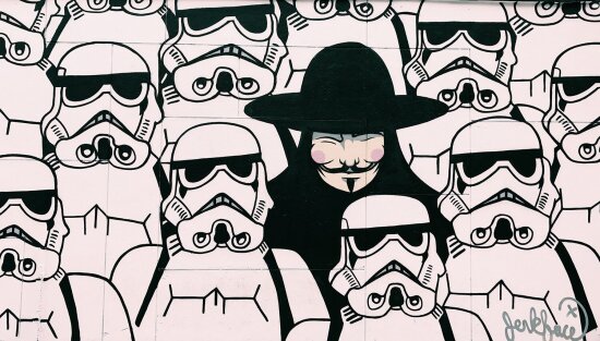 Grafitti-illustrasjon av én asiatisk mann men svart hatt omringet av storm troopers fra Star Wars
