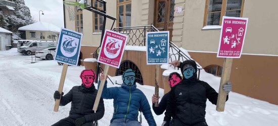 Fire gutter med ansiktene anonymisert holder plakater med teksten «Vis hensyn. Vi tester ut ny bruk av byen».