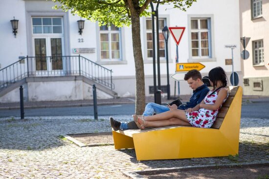 To mennesker sitter på en benk.