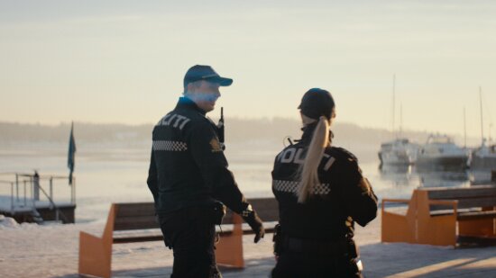 To uniformerte politi går langs kaia. Foto.