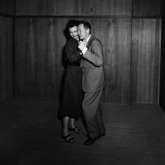 Grete Prytz Kittelsen og mannen Arne Korsmo danser sammen i deres nyoppførte hus i Planetveien 12 i Oslo.