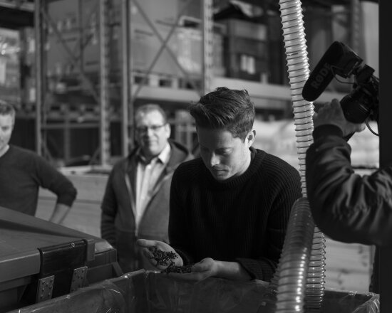 Stian Alessandro Ekkernes Rossi, arkitekt i Snøhetta, undersøker plast-granulater.