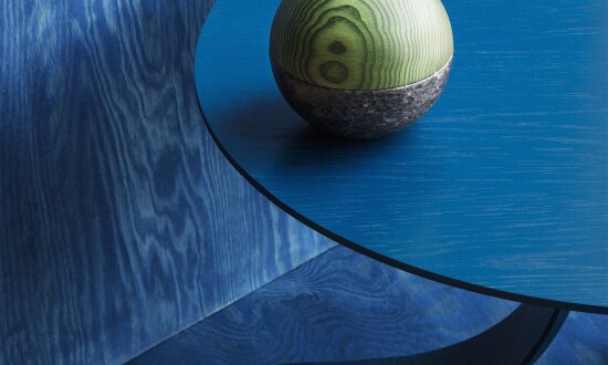 Detaljer fra design objekter i tre: en kule med steinsokkel og et bord