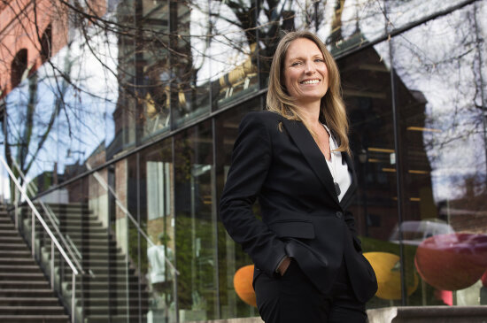 Trude Gomnæs Ugelstad poserer for portrett utenfor DOGA-huset i Hausmanns gate 16 i Oslo.