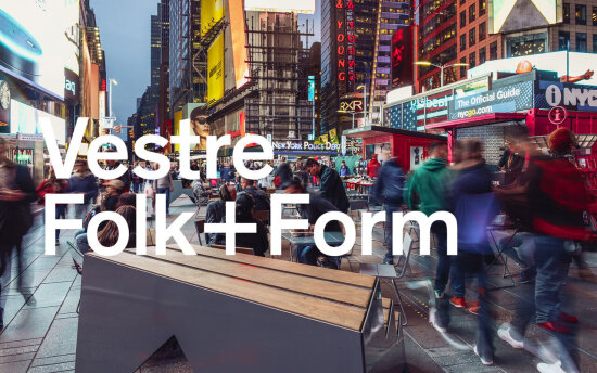 Bilde av Times Square i New York med Vestres benker, masse mennesker og neonlys.